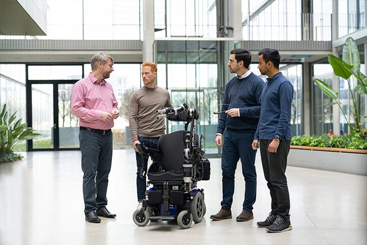 BayerBG Investement Manager Dr. Peter Graf mit munevo-Team stehen am  E-Rollstuhl.  